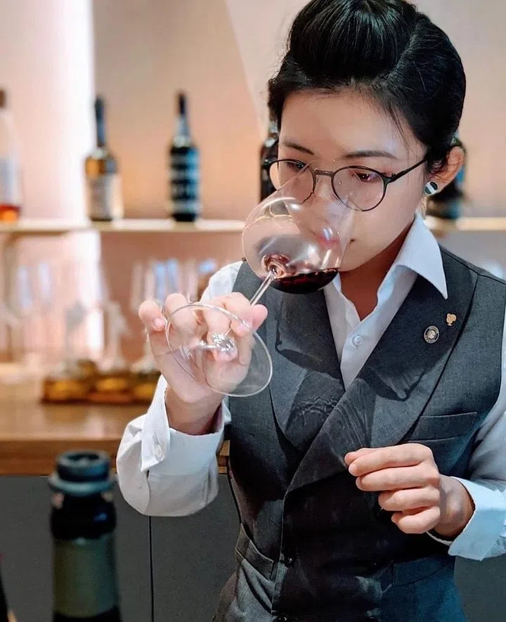 Lesley-Liu-Assistant-Sommelier-Odette-at-work