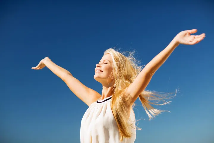20595499 - lifestyle concept - beautiful happy woman enjoying summer outdoors