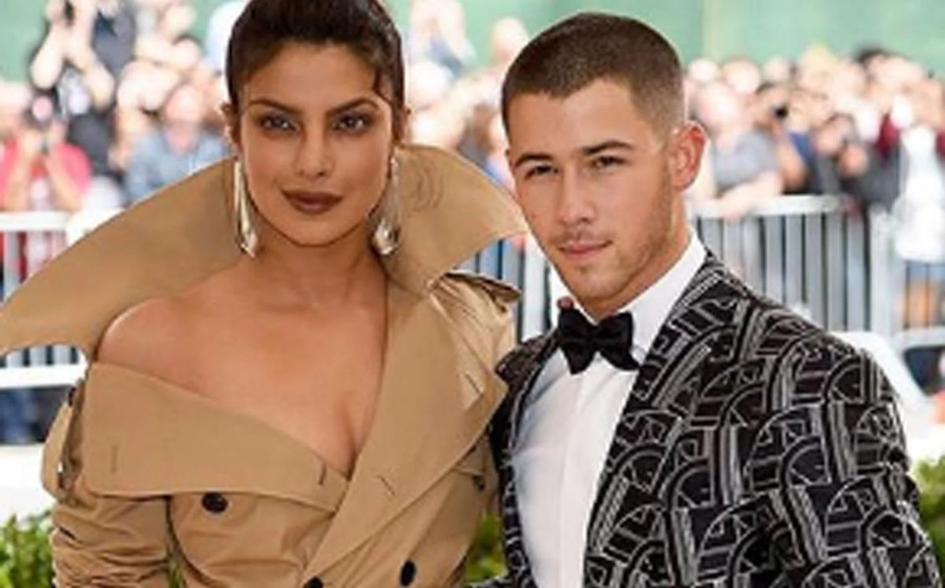 nick_jonas_priyanka_chopra_engaged