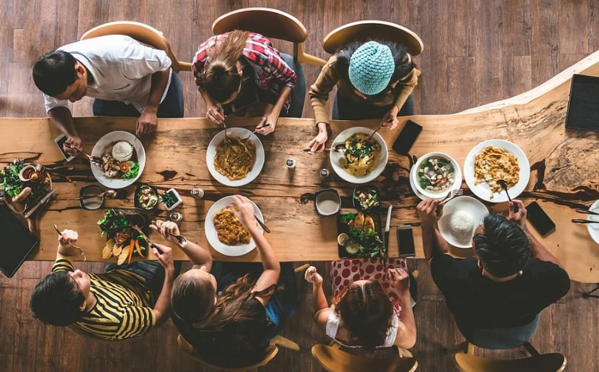 what_to_bring_to_5_types_of_home_parties_to_avoid_a_social_faux_pas_rect_