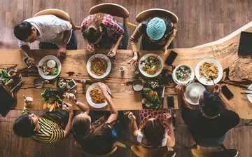 what_to_bring_to_5_types_of_home_parties_to_avoid_a_social_faux_pas_rect_