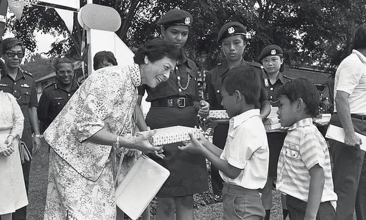 Mrs Wee Kim Wee supporting charities