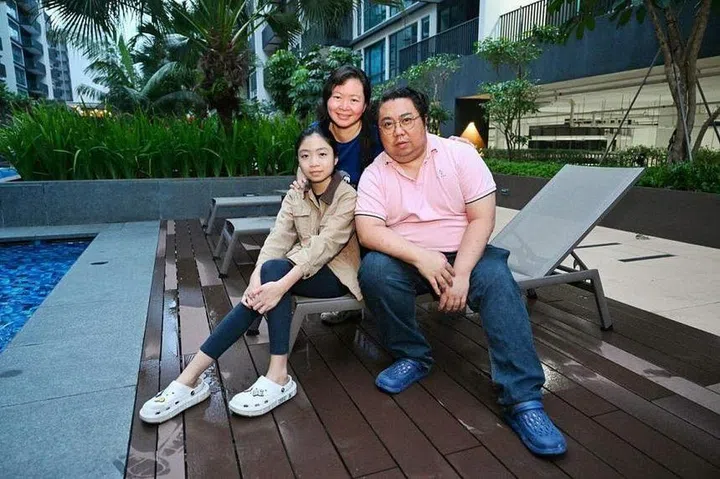 Chng Rui Jie with her parents, Ms Joan Sim and Mr Anthony Chng. ST PHOTO: AZMI ATHNI