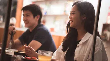 Are groups of more than 5 people allowed to sit across multiple tables at F&B outlets?