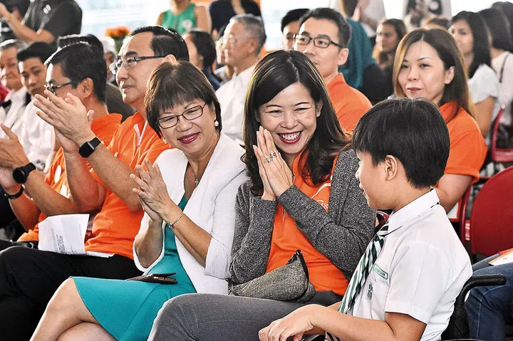 Ng Ling Ling woman of the year 2018 clapping
