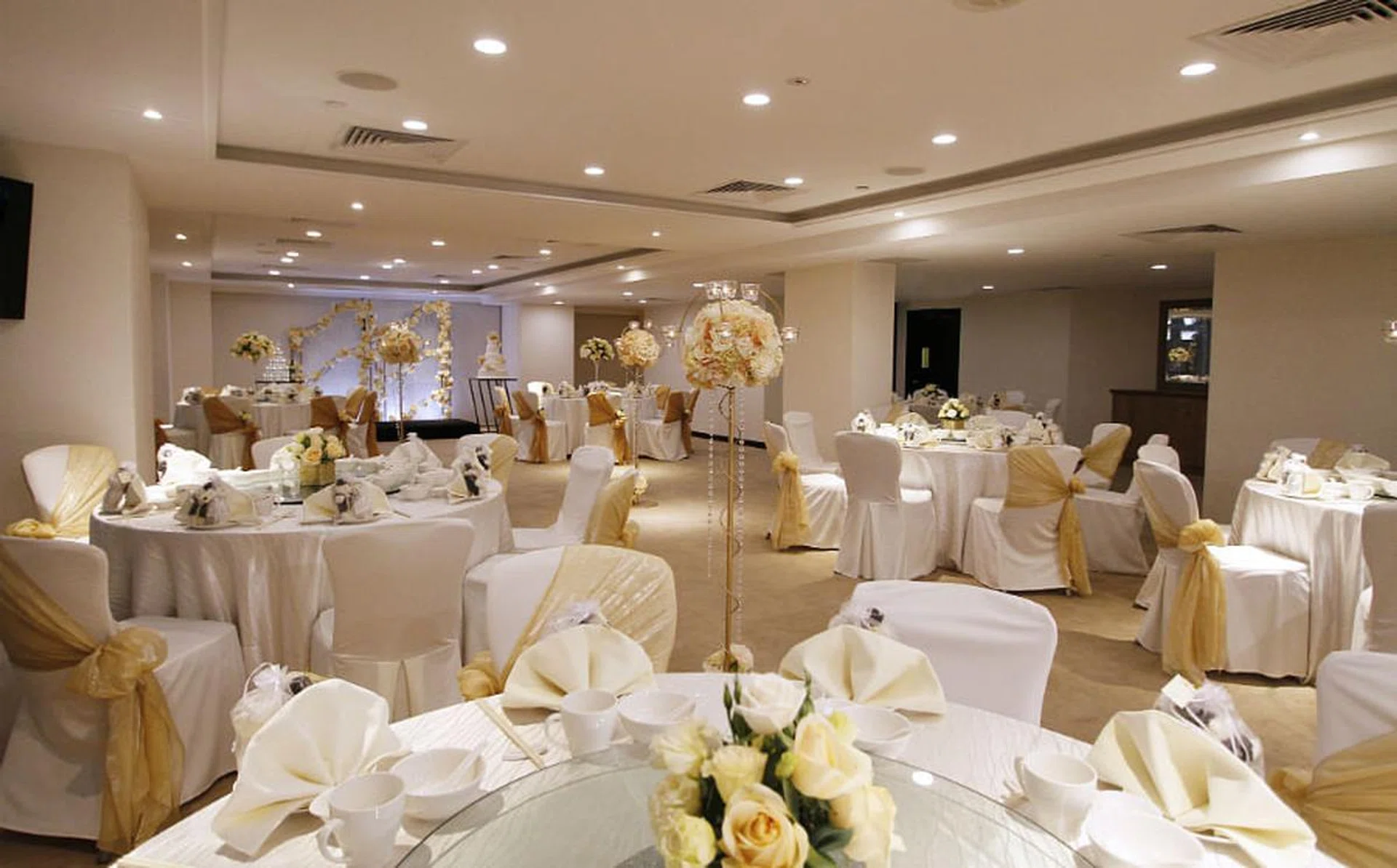 rindoor_wedding_set-up_scotts_suite_royal_plaza_on_scotts