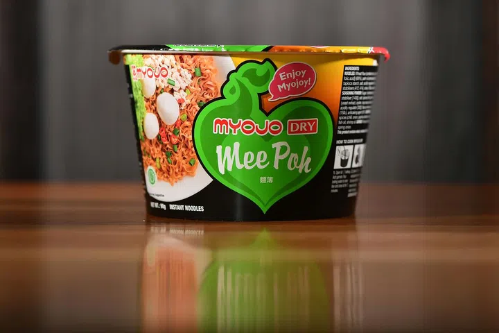 ST20200225-202048032471-Lim Yaohui/Tan Hsueh Yun/

(7th Place) Myojo Dry Mee Pok costs $1.60. (UP $3.60)

The Sunday Times taste test on 29 types of cup noodles at Relish restaurant on Feb 25, 2020. 

Judging panel is Food Critic Wong Ah Yoke, Chef Bjorn Shen and Food Editor Tan Hsueh Yun. 

(ST PHOTO: LIM YAOHUI)