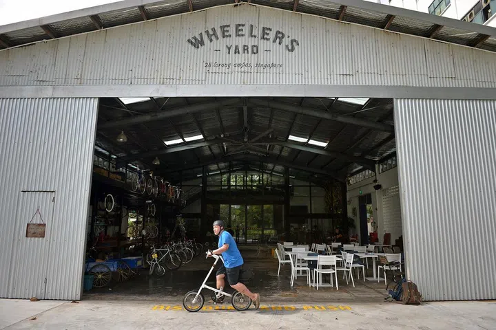 ST_08.01.2014_1400765878 Kua Chee Siong/ nztheme/ Life doing a story about themed restaurants. wheeler's yard is a bicycle shop in a warehouse that has a cafe as well.