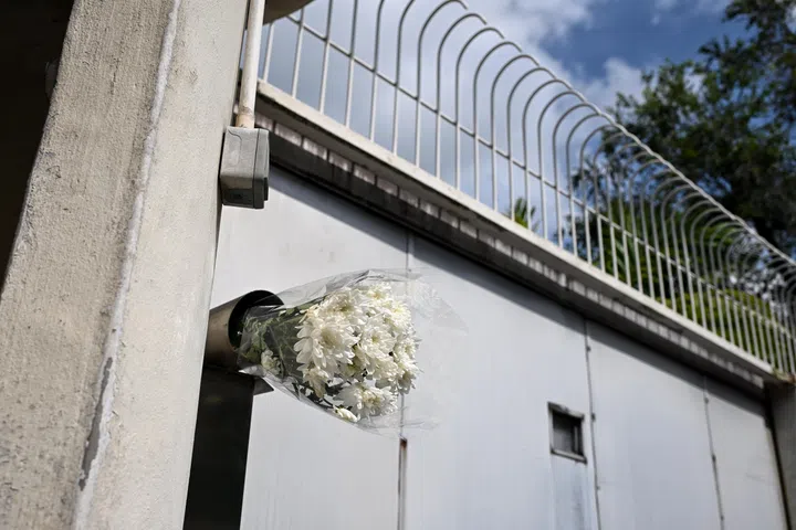 ST20241009_202435600288 Kua Chee Siong/ pixlee09/

A lady dropped off a bouquet of flowers at Oxley Road on Oct 9, 2024. 
Dr Lee Wei Ling, daughter of the late founding prime minister Lee Kuan Yew, died at the age of 69 in her home at 38, Oxley Road on Oct 9.