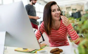 woman-eating-at-desk
