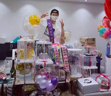 Song Ji-hyo posted photos of her surrounded by the baked goods and other presents on Instagram.