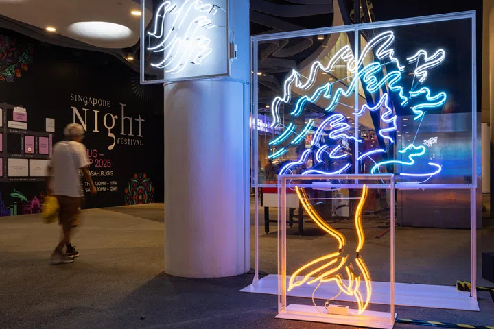 ST20250819_202503000510/shnight20/Brian Teo/Shawn Hoo/Overview of Waves of Time: Splash On Our Skyline, an installation by neon artist Megan Foo outside Bugis+ shopping mall on Aug 19, 2025. This retro-futuristic work pays tribute to Singapore’s maritime heritage, featuring a bold wave motif that reflects the ebb and flow of the nation’s progress and its ongoing pursuit of metropolitan ambition. ST PHOTO: BRIAN TEO 