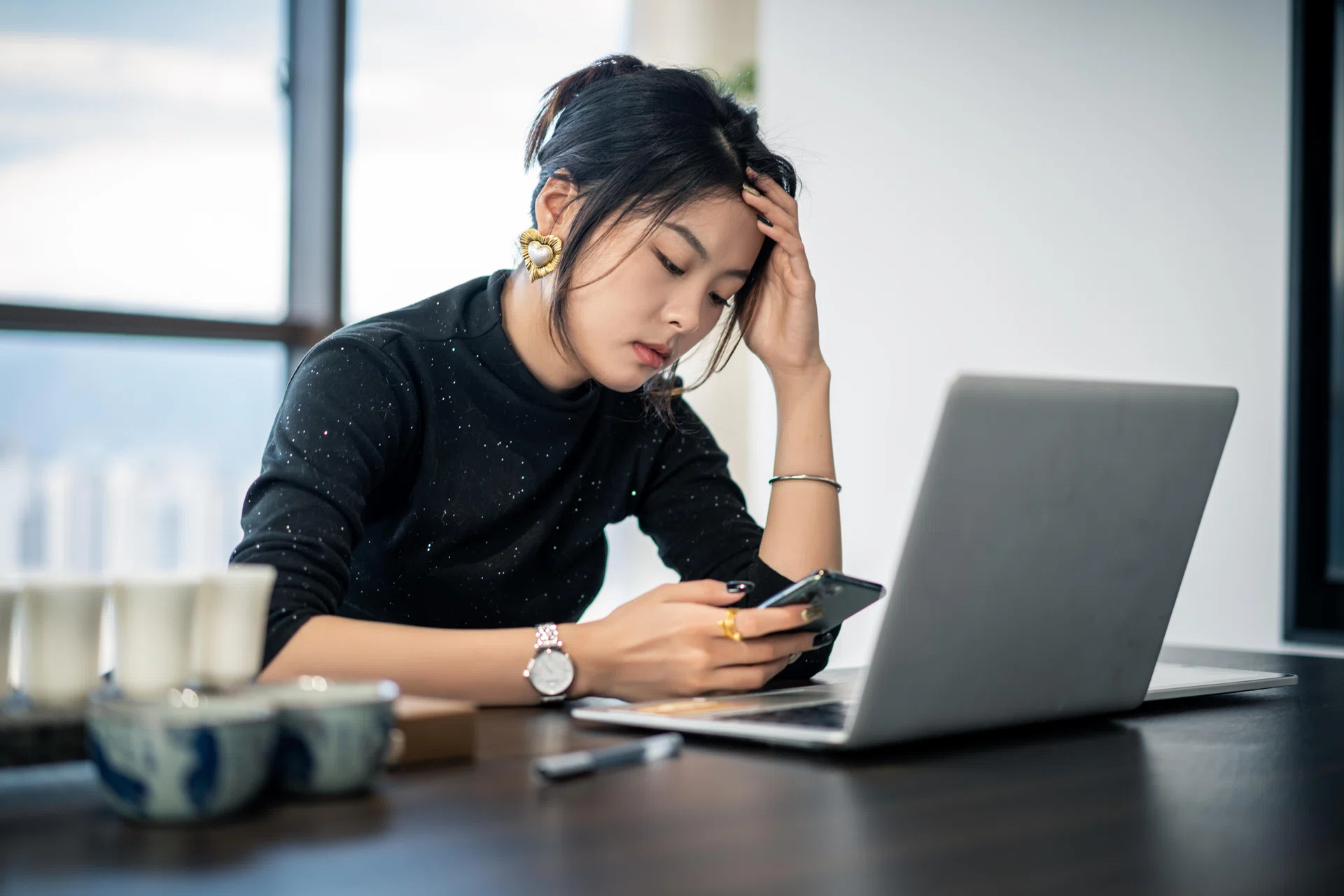 A young Asian white-collar woman looks tired in the office