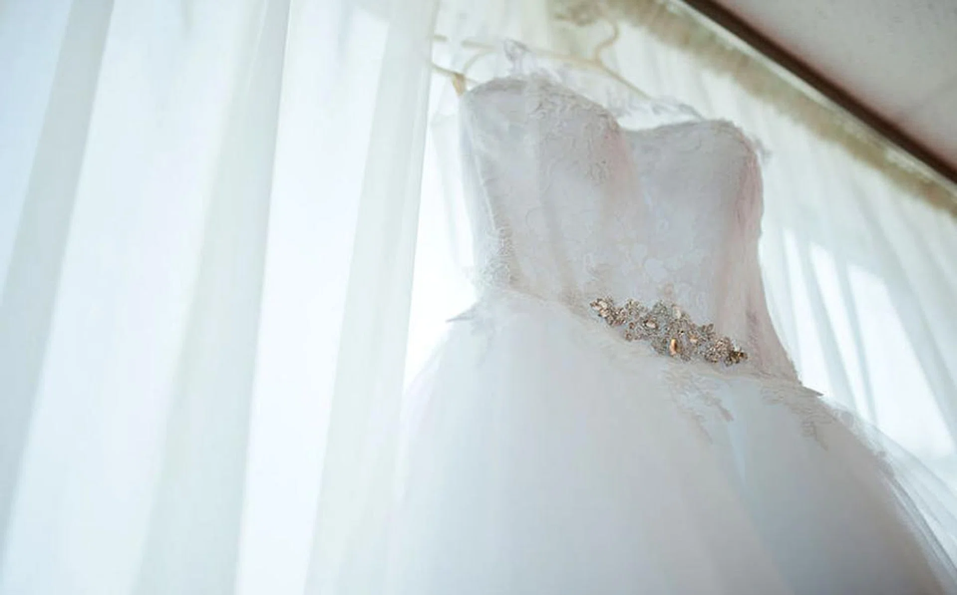 stains_wedding_dress_or_white_shirt