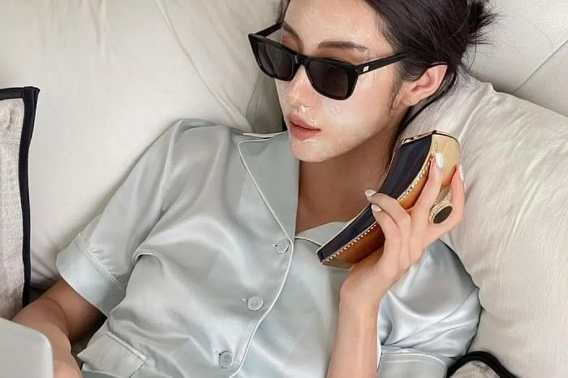 Ask the expert Does using silk pillowcases or silk hair accessories help with dry hair and