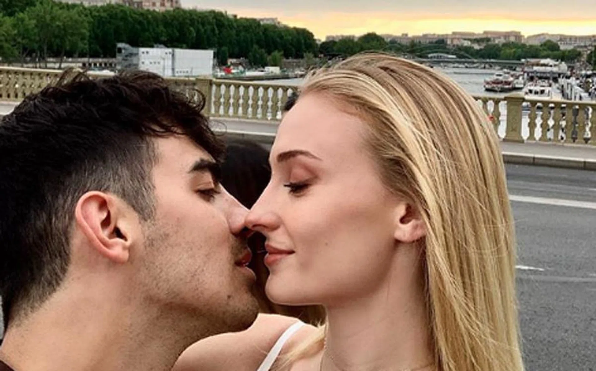 sophie_turner_joe_jonas_wedding_photo_900x560