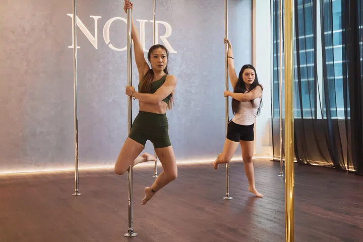 Front Vanessa / Back Hook Spin: Form a V shape with your pointed toes, then hook one leg onto the pole to carry yourself into an elegant spin.
Closed Cross-Leg Fireman Spin: Cross your legs with one foot in front of the pole and the other behind, using your knees and arms to hold and guide your weight as you spin.
