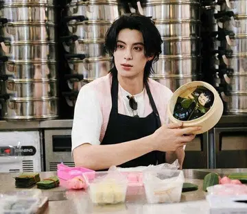 dylan wang making ang ku kueh at bugis
