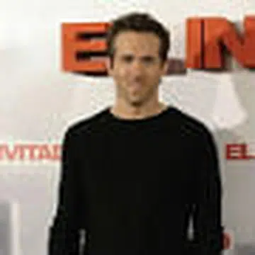 Ryan Reynolds offers eyebrow advice
