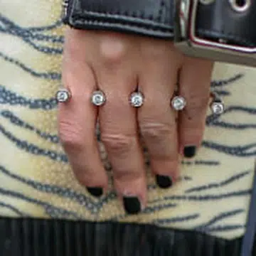 How to wear open rings thumbnail.jpg