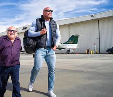 dwayne_johnson_danny_devito_wedding_crashers_900x560