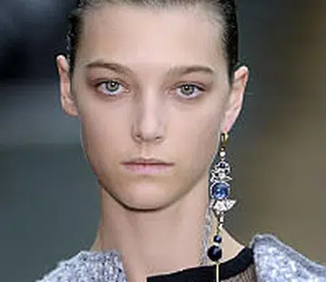 single statement earring trend 200.jpg