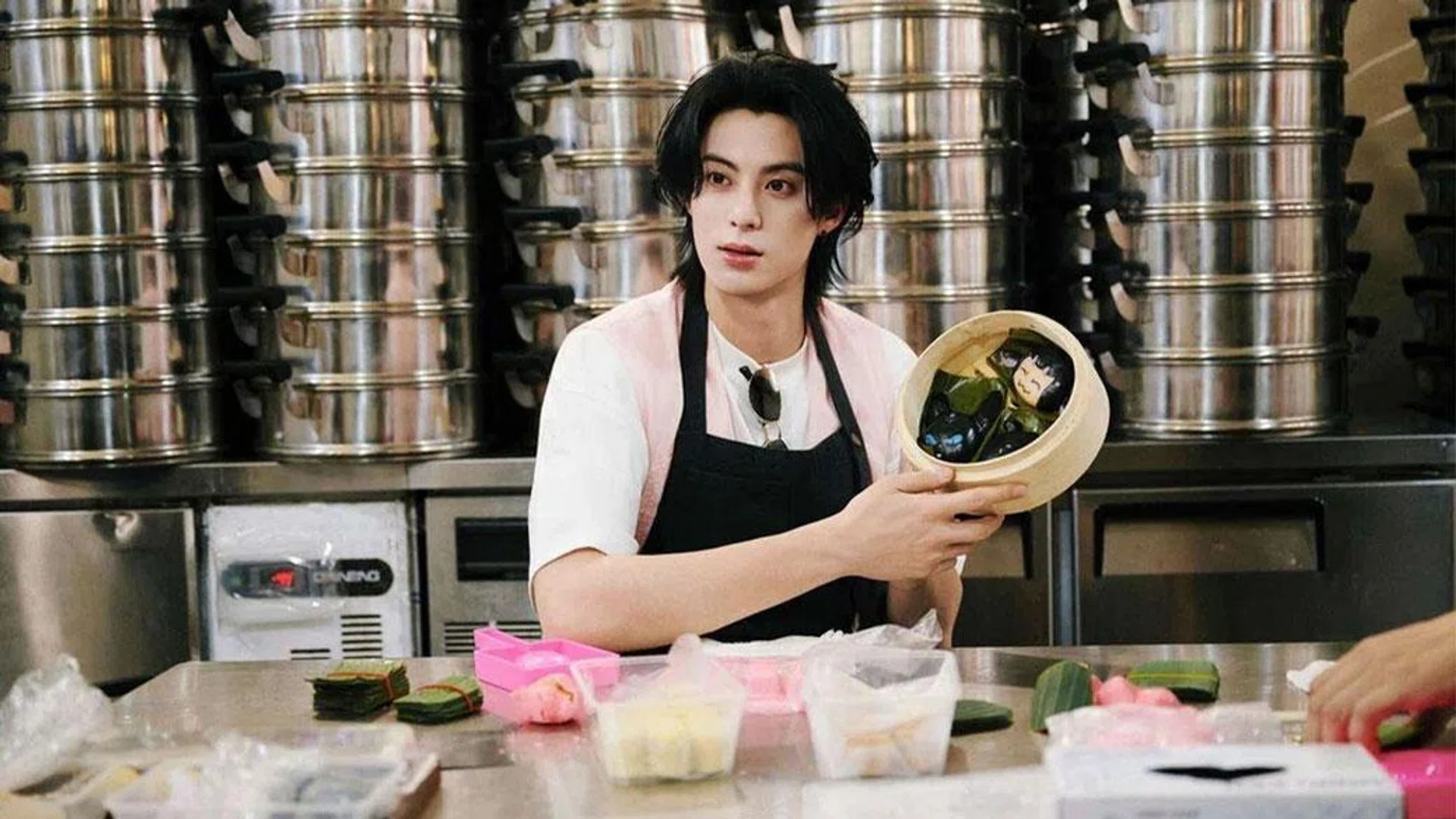 dylan wang making ang ku kueh at bugis
