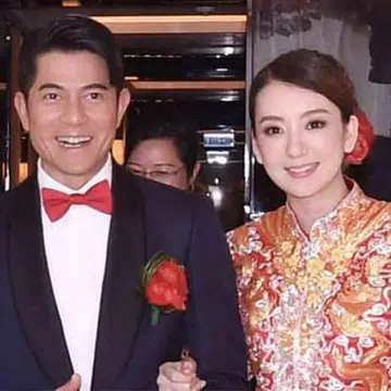 MORE PICTURES: "I hope you treat my daughter well" Moka Fang's father tells Aaron Kwok thumbnail