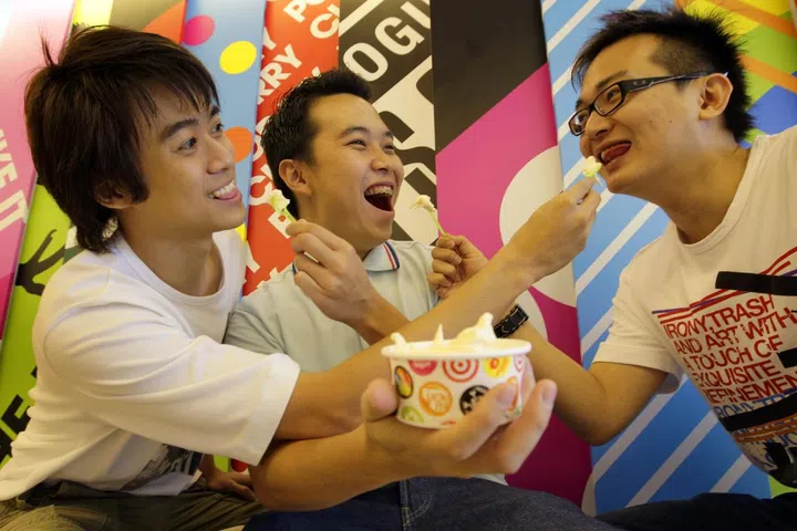 ST25072008-132505/TerenceTan/LiJie<30c>



30 under 30 life special - owners of frolick, james ong, 27, lee yingxin, 26, and Leslie Ang. The frozen yoghurt chain that's opened three outlets in five months has plans for further expansions.
