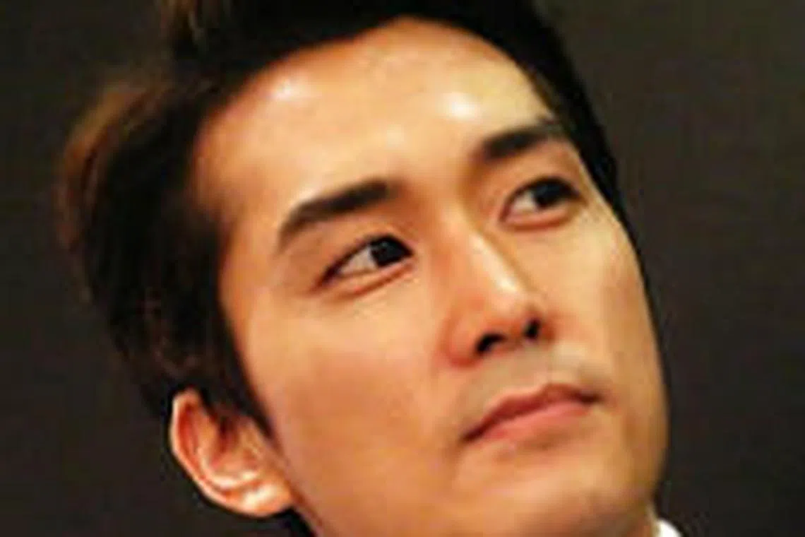 Song Seung Heon is completely naked in new film; he goes full monty