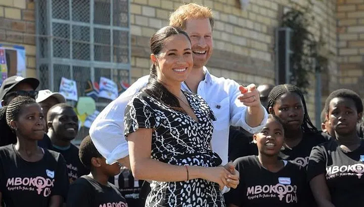 Prince Harry, Duke of Sussex and Meghan, Duchess of Sussex arrive for a visit to the "Justice desk", an NGO in the township of Nyanga in Cape Town, as they begin their tour of the region on September 23, 2019. - Britain's Prince Harry and his wife Meghan arrived in South Africa on September 23, launching their first official family visit in the coastal city of Cape Town. The 10-day trip began with an education workshop in Nyanga, a township crippled by gang violence and crime that sits on the outskirts of the city. (Photo by Courtney AFRICA / POOL / AFP)