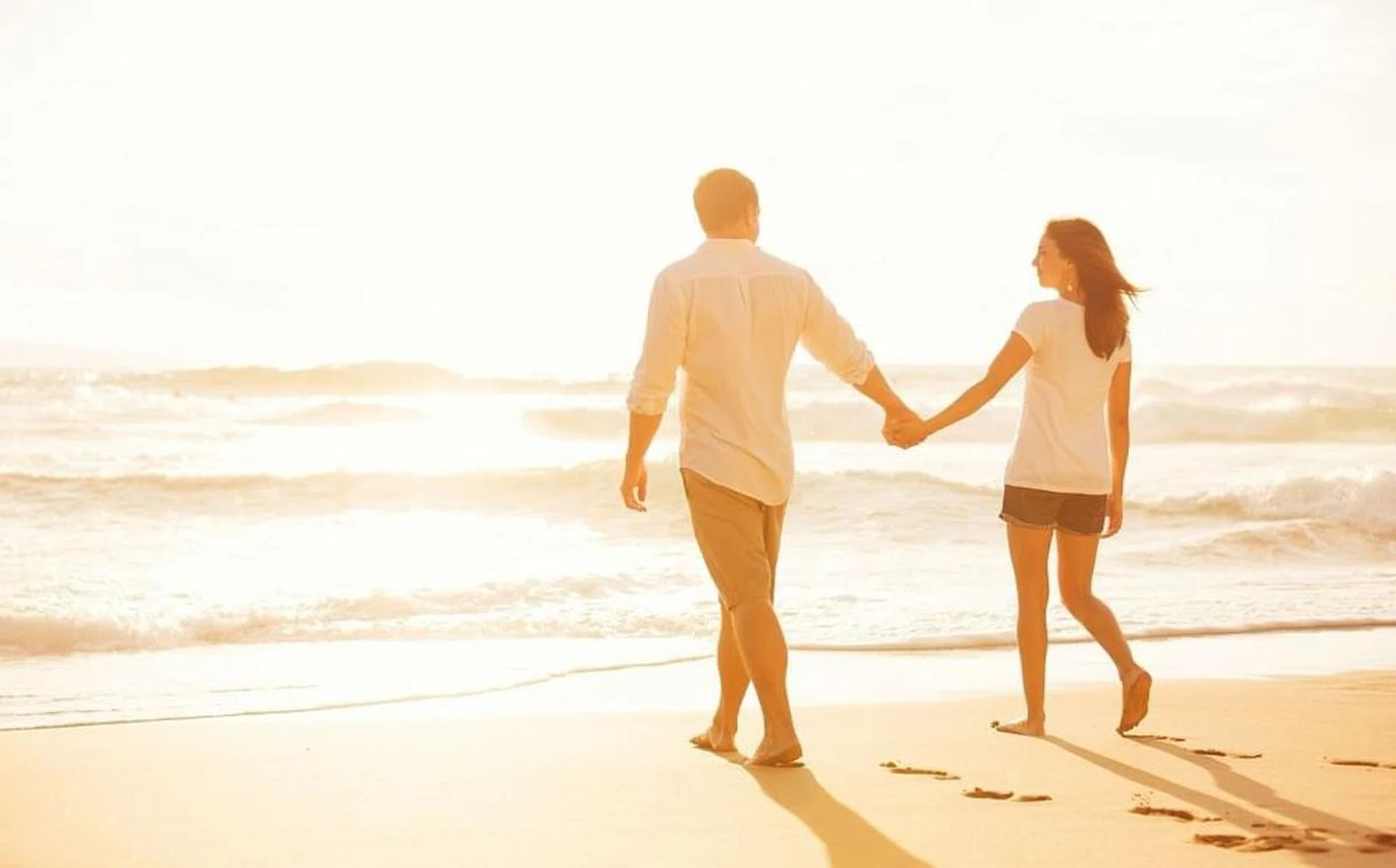 a1-_couple_beach