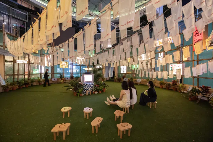 ST20250819_202503000510/shnight20/Brian Teo/Shawn Hoo/Overview of Kampong Chill, an installation by interdisciplinary artists Yok & Sheryo at the outdoor plaza of Capitol Singapore on Aug 19, 2025. The work invites visitors to arrive without agenda and rest without guilt, using bamboo as a metaphor for brevity to challenge myths that equate rest with laziness, slowness with failure, and wonder with wasted time. ST PHOTO: BRIAN TEO 