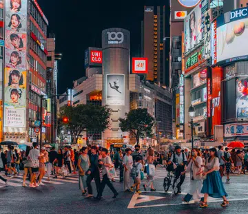 busy street people crossing