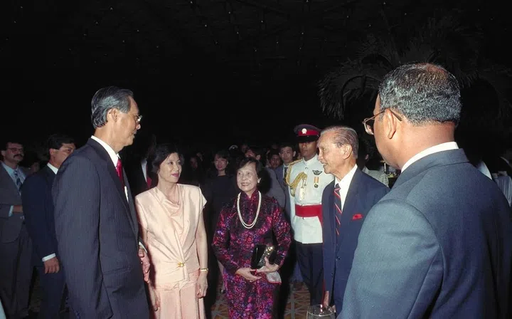 President and Mrs Wee Kim Wee chatting with Prime Minister and Mrs Goh Chok Tong at the Westin Stamford Hotel reception after the swearing-in ceremony. Mr Goh was sworn in as Singapore's second Prime Minister in the ceremony held earlier at City Hall Chamber.