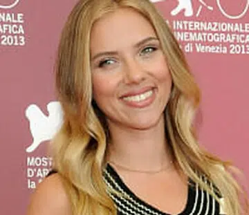 Scarlett Johansson engaged 200.jpg