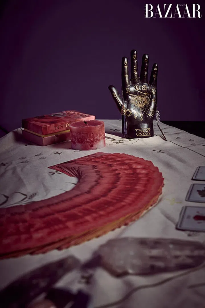 hbsg-elaine-mok-tarot-reader-proprs-2