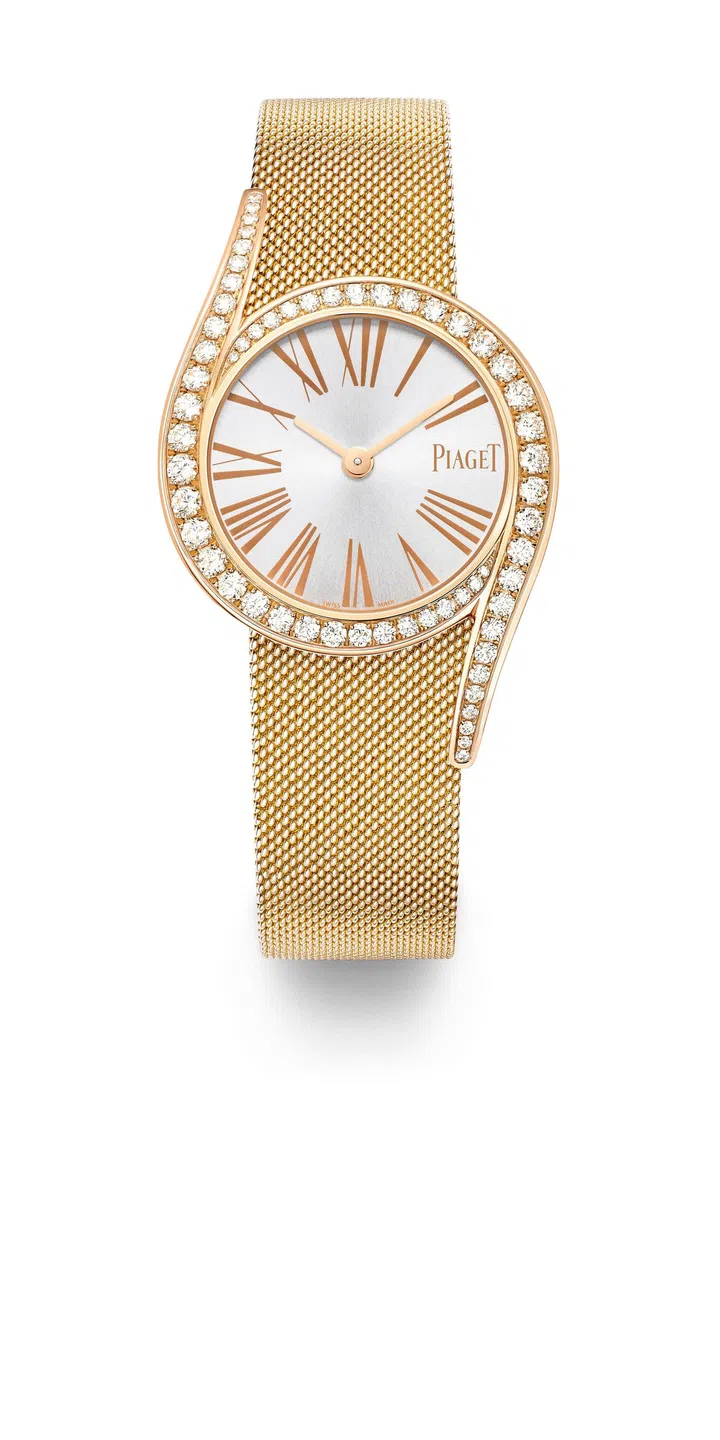 G0A42213 Women’s watch in rose gold and diamonds. Milanese bracelet in rose gold. The reinterpretation of a glamour icon from 1973, this diamond-set luxury watch unfurls its femininity in an elegant 26 mm round case in rose gold, enhanced by two elongated, cambered horns. Its shape is embellished by a bezel set with graduated round diamonds. The watch’s silvered dial in rose gold exudes pure classicism with a contemporary touch, featuring rose-toned Roman numerals to match the Milanese bracelet in rose gold. Flexible and perfectly integrated, it is adjusted by a sliding clasp for unparalleled comfort and elegance.