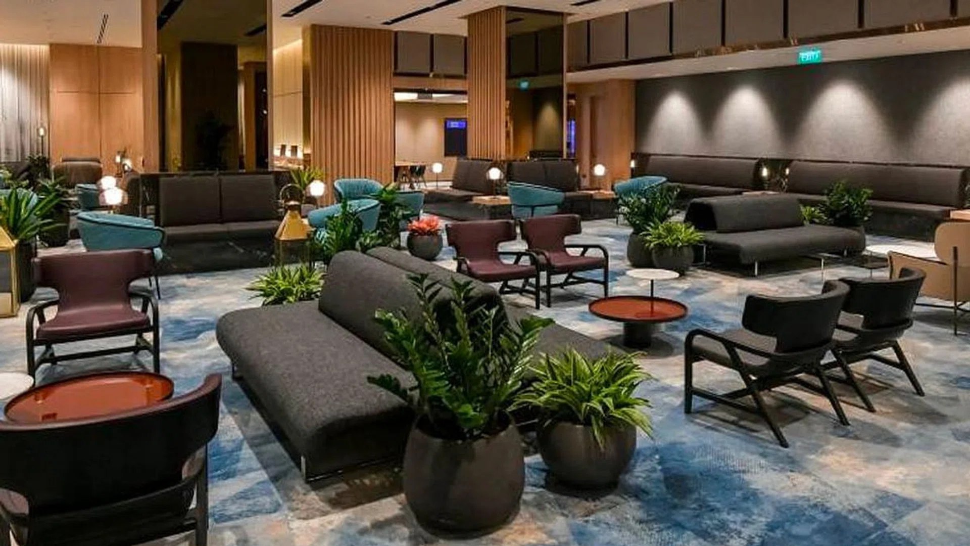 I paid $18 to work at Jewel's Changi Airport Lounge and it's more worth it than going to a cafe