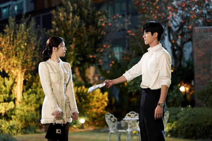 Can This Love Be Translated? (L to R) Go Youn-jung as Cha Mu-hee / Do Ra-mi, Kim Seon-ho as Joo Ho-jin in Can This Love Be Translated? Cr. No Ju-han/Netflix © 2026