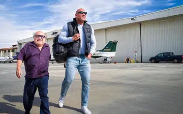 dwayne_johnson_danny_devito_wedding_crashers_900x560