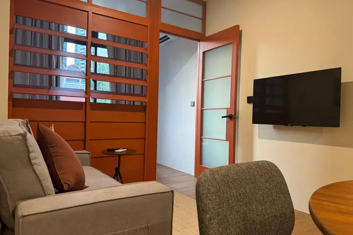 Retro louvre windows reminiscent of a 1980s school was a nice surprise in the 1-bedroom suite in Alma House New Bahru.