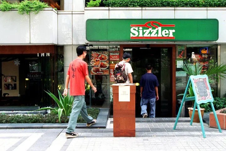 sengkim/eveyap/evresponse
#6888  26Nov98

Exterior picture of Sizzler restaurant, orchard road.  Sizzler has experience for bad service charge package and food took too long to come and also came too cold.