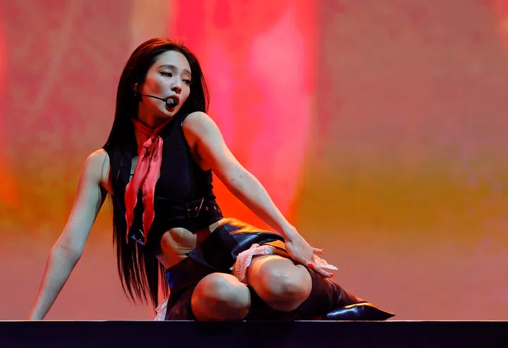 INDIO, CALIFORNIA - APRIL 20: (FOR EDITORIAL USE ONLY) JENNIE performs at the Outdoor Theatre during the 2025 Coachella Valley Music and Arts Festival on April 20, 2025 in Indio, California. (Photo by Frazer Harrison/Getty Images for Coachella)