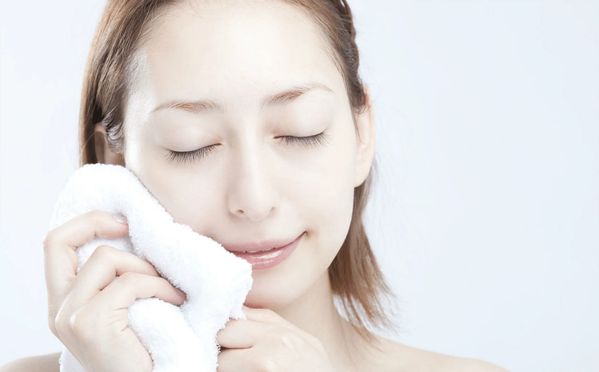 facial-cleansing-wipes-sensitive-skin-beauty-skincare-quick-makeup-removal