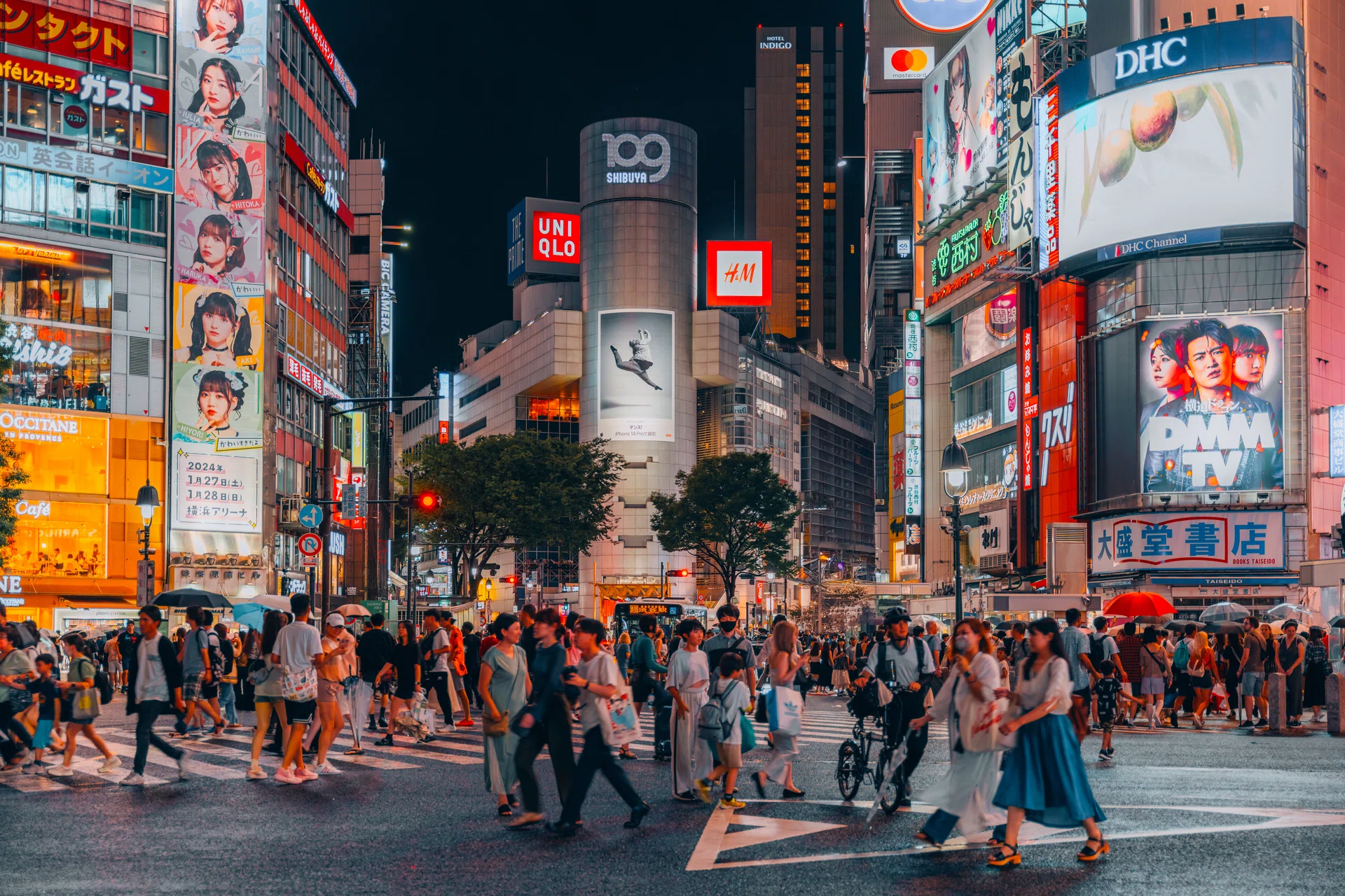 busy street people crossing