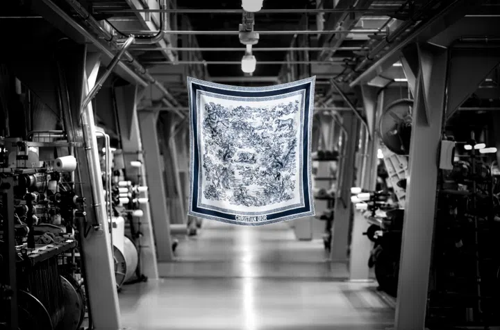 ways-to-wear-a-scarf-dior