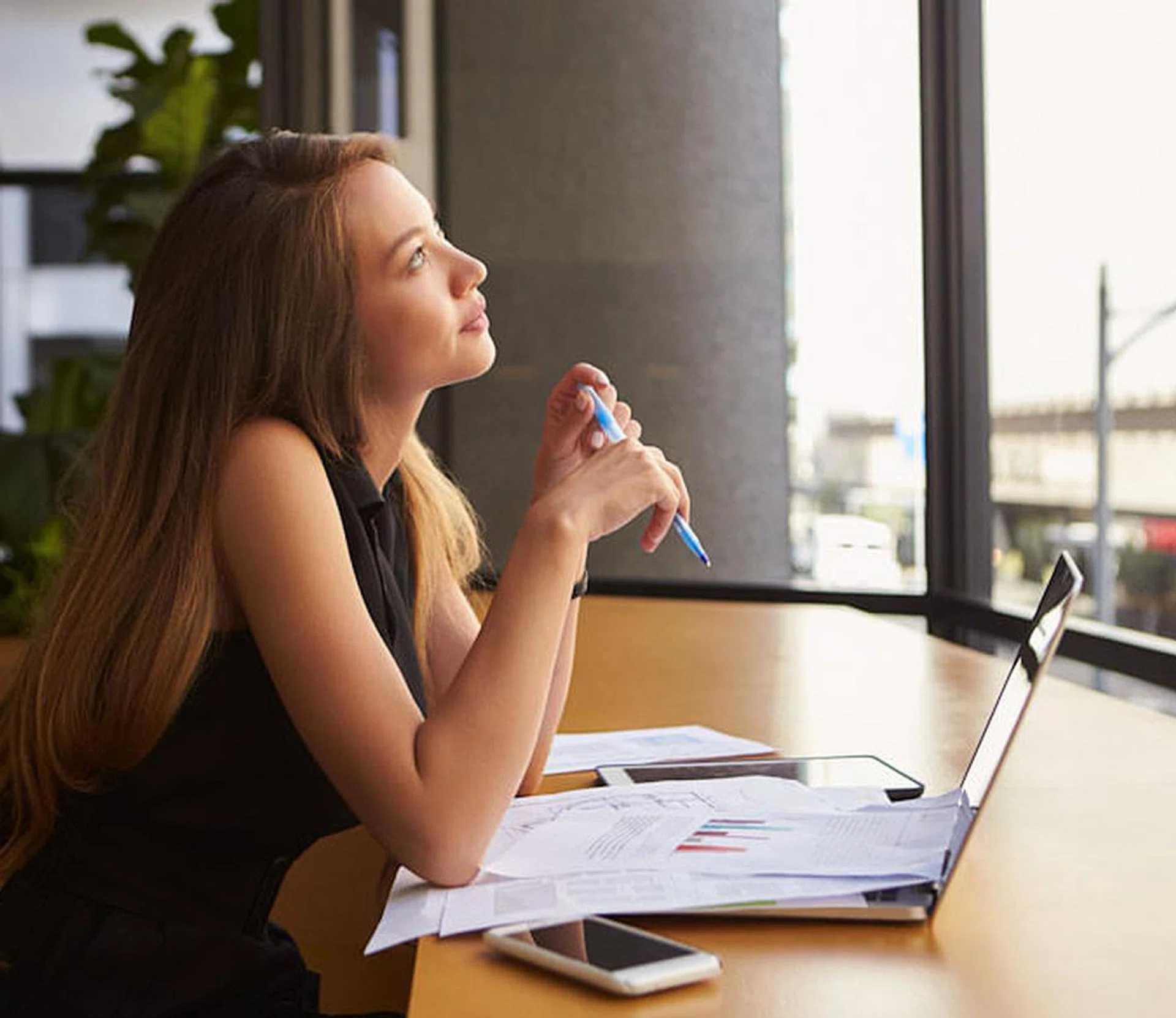 singapore-woman-career-priorties-leaning-out