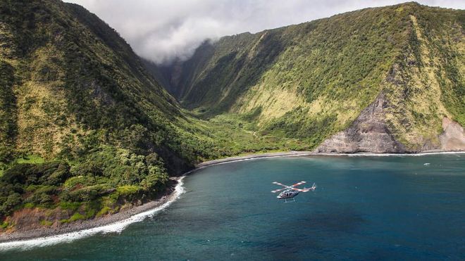 A helicopter ride in Hawai’i. (Photo: Intriq Journey)