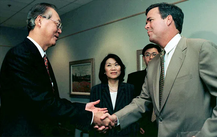 ST pix san jose,california,usa-28may1999-prime minister goh chok tong meets with florida governor jeb bush inside the monet room of the cadence design system,2655 seely avenue,san jose,california. also in photo is ambassador to the us chan heng hee.photo by george gascon,the straits times.